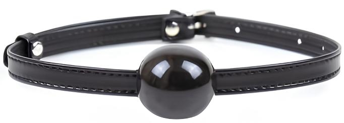 Черный кляп-шар из силикона на тонком ремешке