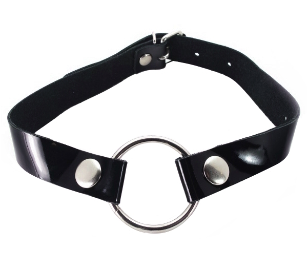 Кляп-кольцо на кнопках с лаковым ремешком